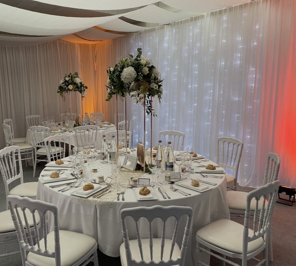 Location devoilage rideau satin blanc décoratif pour mariage évènementiel à concarneau quimper lorient brest